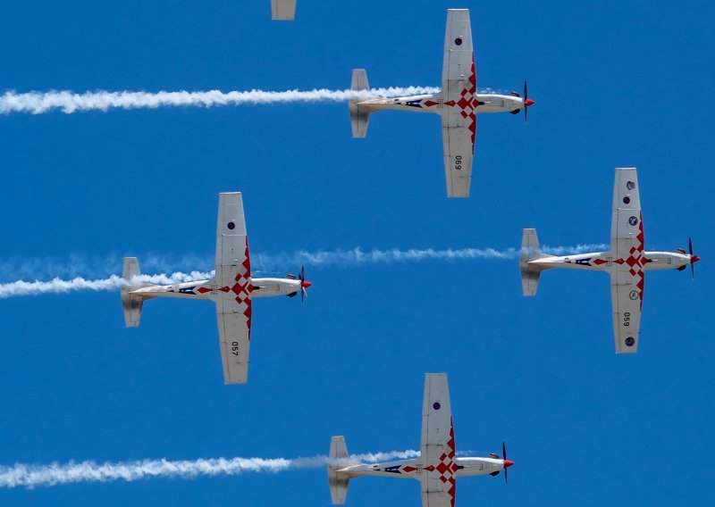 [FOTO/VIDEO] Krila Oluje dobila dva nova pilota, pogledajte što su pokazali na nebu iznad Zadra