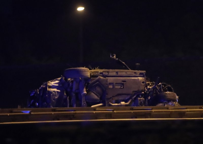 [FOTO] Jedna osoba poginula, druga teško ozlijeđena na autocesti kod Ivanić Grada