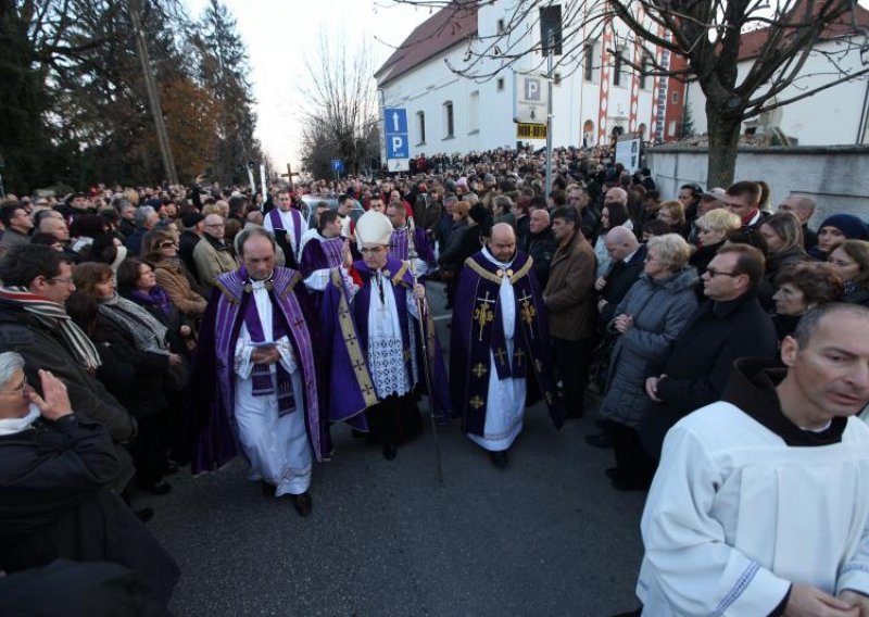 Deset tisuća vjernika i 300 svećenika ispratilo fra Zvjezdana