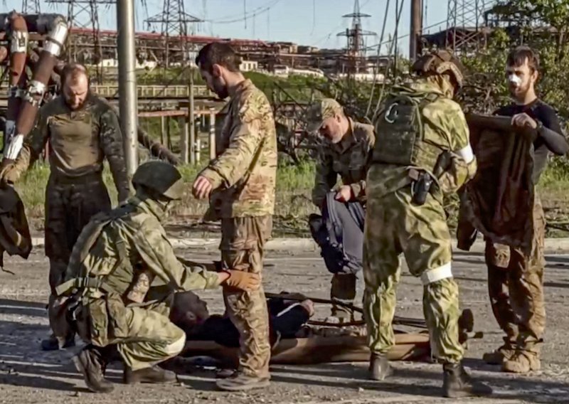 [FOTO] Vode se teški pregovori o evakuaciji iz Azovstalja; Rusi žele Azov proglasiti terorističkom organizacijom, neki traže i smrtnu kaznu