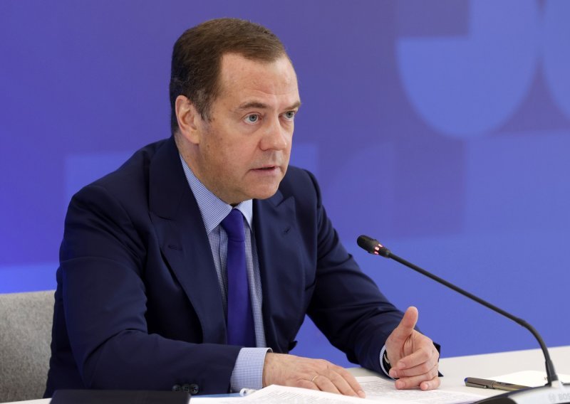Medvedev: Rusija neće dopustiti izbijanje Trećeg svjetskog rata, ali u stanju smo uputiti trenutni super snažni odgovor