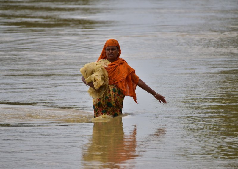 [FOTO] Pola milijuna Indijaca pobjeglo pred poplavama na sjeveroistoku zemlje, situacija se pogoršava