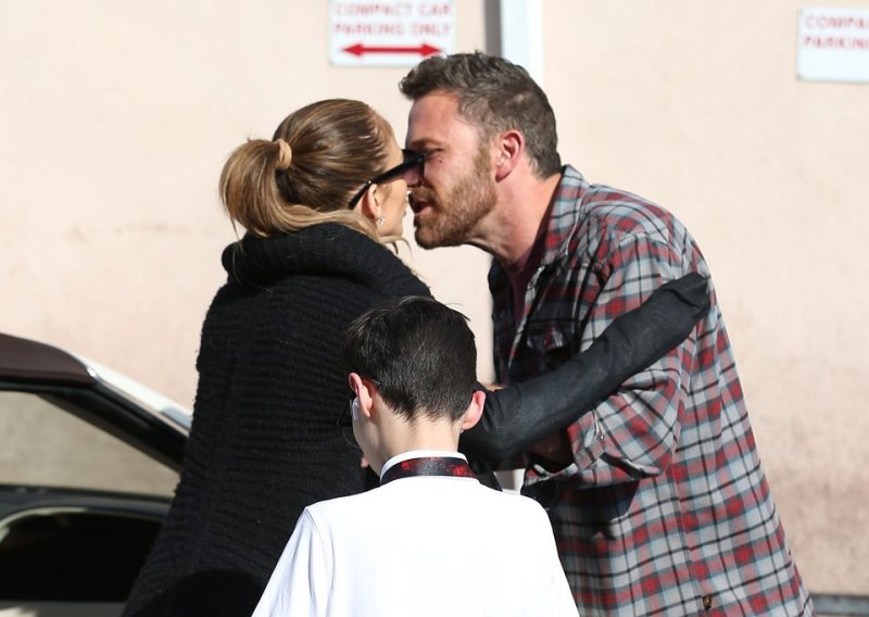 Jennifer Lopez i Ben Affleck ne mogu sakriti koliko su zaljubljeni pa izmjenjuju poljupce gdje god stignu