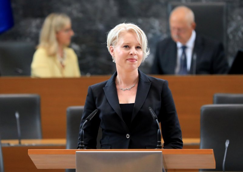 [FOTO] Predsjednica slovenskog Državnog zbora: Svi zastupnici moraju biti svjesni da su na svom mjestu zbog ljudi koji su ih izabrali, a ne zato da u parlamentu izvode reality show