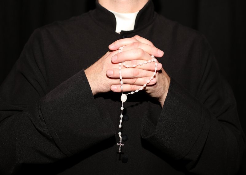 Sukošanski svećenik nakon izlaska iz pritvora opet napao ženu