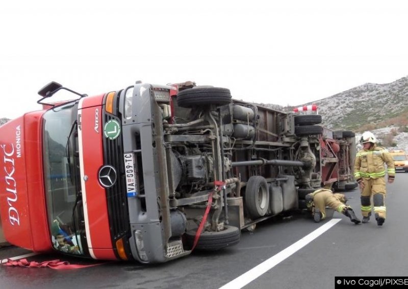 Olujna bura prevrnula kamion, zatvorena autocesta A1