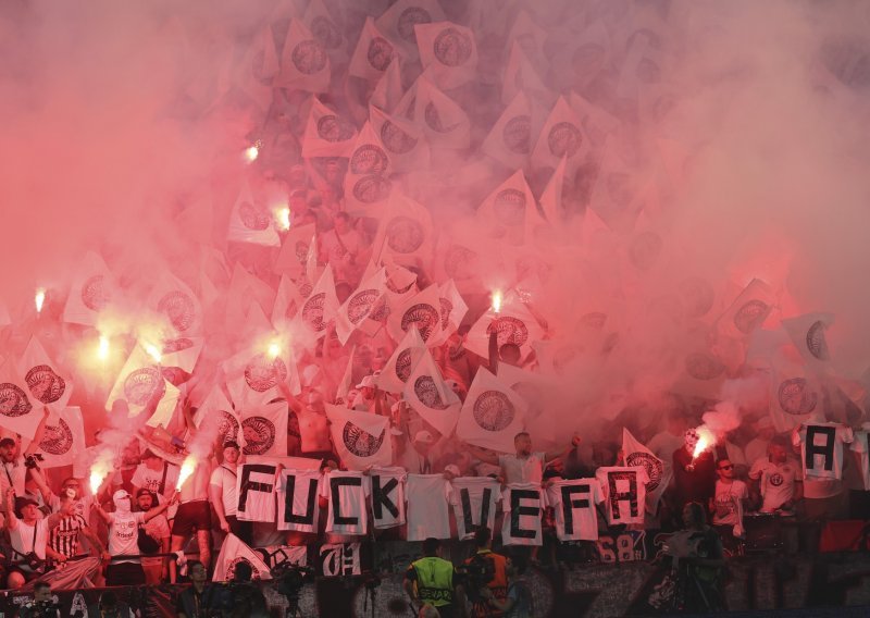 Eintracht će biti kažnjen! Njemački navijači u finalu Europske lige palili su baklje, ali i digli transparent protiv Uefe koja takvo nešto ne oprašta