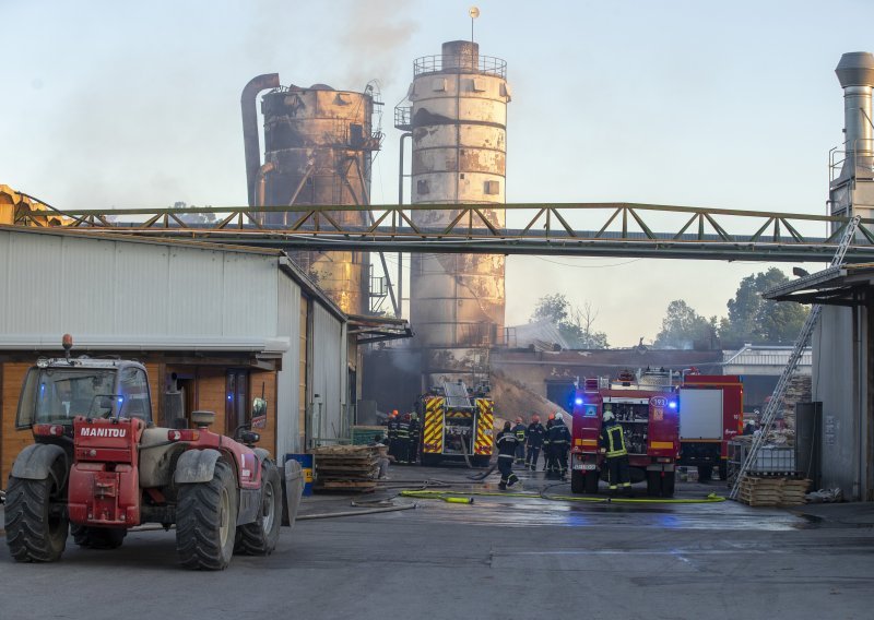 [FOTO/VIDEO] Eksplozija silosa u Velikom Bukovcu: Požar pod kontrolom, radnik lakše ozlijeđen