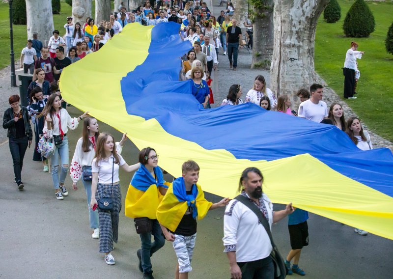 [FOTO/VIDEO] Povorka podrške Ukrajini prošla Zagrebom, sudionici  obučeni u višivanke nosili ogromnu zastavu Ukrajine