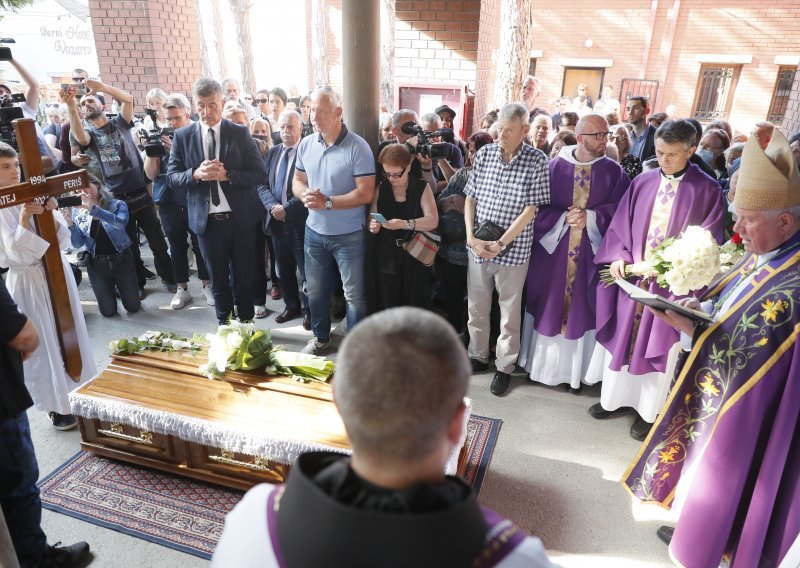 [FOTO] Ispraćaj Mateja Periša u Beogradu, otac Nenad: ‘Došlo je do kraja, odlazim sa sinom kući‘