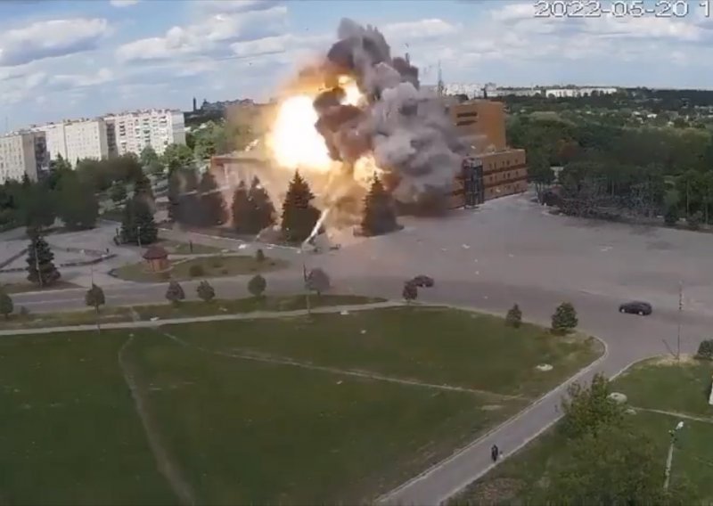 [VIDEO] Ruske snage gađale Dom kulture u Lozovi, Zelenski objavio video napada