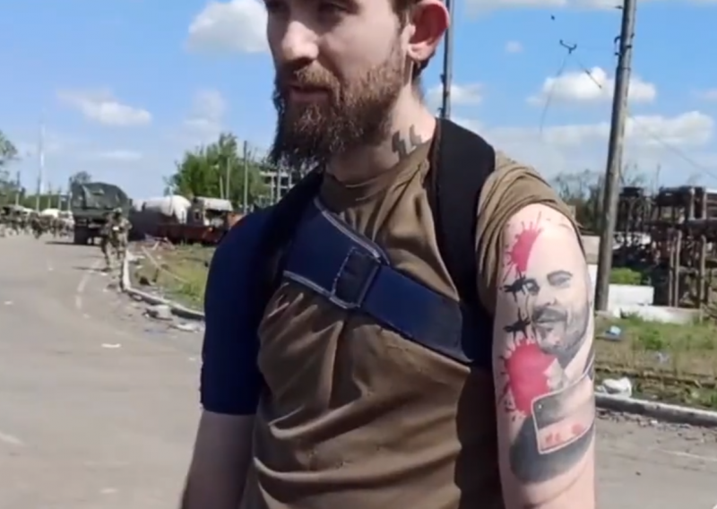 Rusi objavili snimku predaje posljednjih ukrajinskih boraca iz Azovstalja, tjerali ih da pokazuju tetovaže