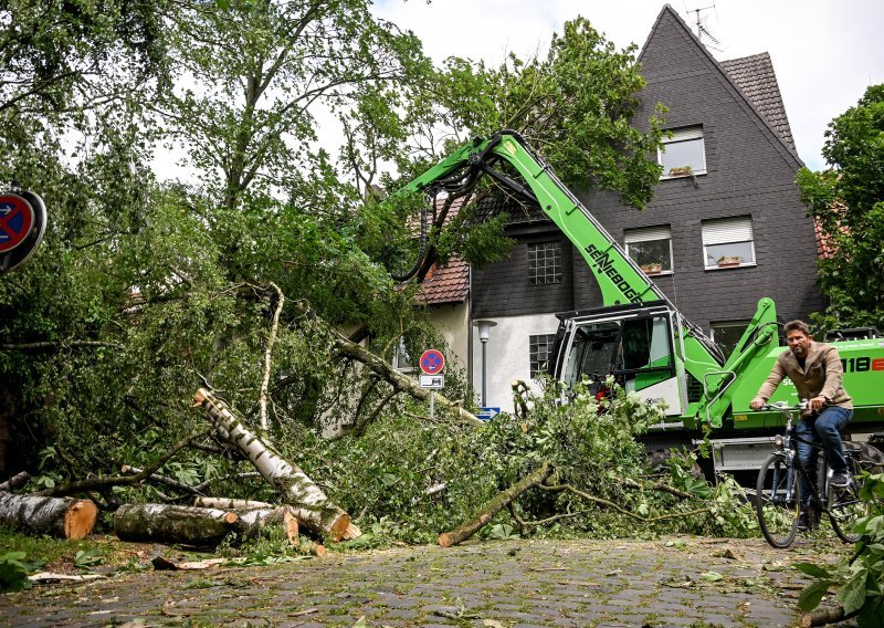 Tornado u Njemačkoj usmrtio jednu osobu, a ozlijedio 60. Ovo su posljedice razornog nevremena koje je pogodilo i Češku