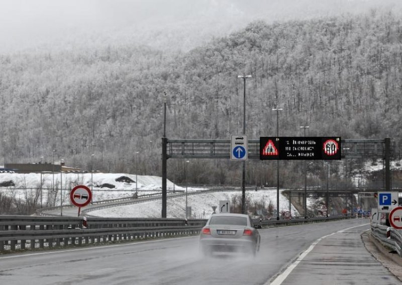 Orkanski vjetar na A1, snijeg u Lici i Gorskom kotaru