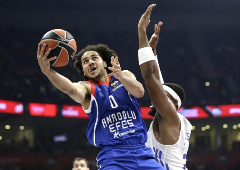 [FOTO] Anadolu Efes obranio titulu prvaka Europe; u ratničkoj utakmici turska je momčad bila bolja od Real Madrida