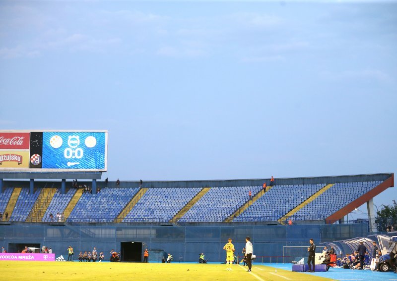 Torcida odbila ući na maksimirski stadion, zna se i razlog takve odluke; policija na sjeveru pokupila pirotehniku, ali nije spriječila bakljadu