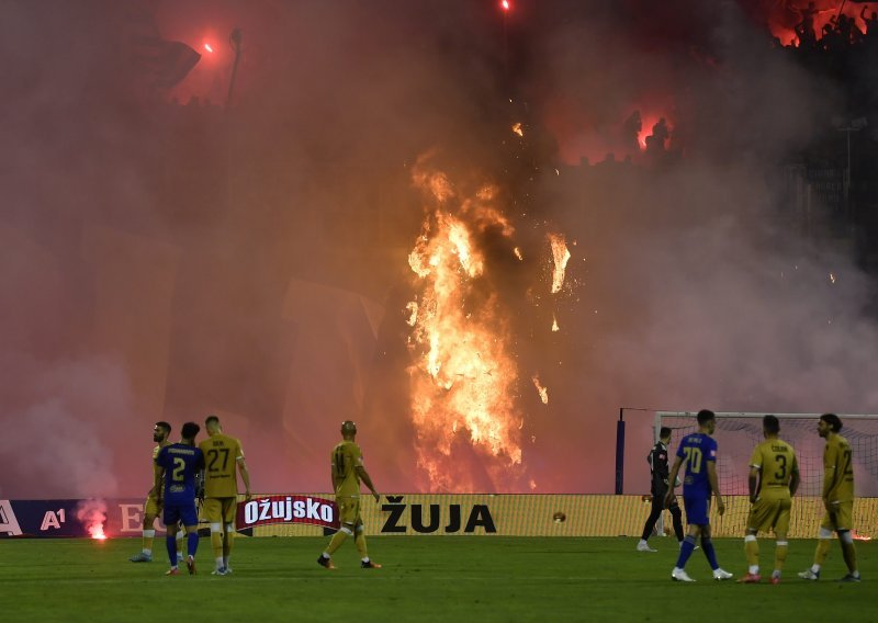 [FOTO] Bad Blue Boysi bakljadom zapalili veliki transparent na tribini; vatrogasci su morali gasiti požar na Maksimiru