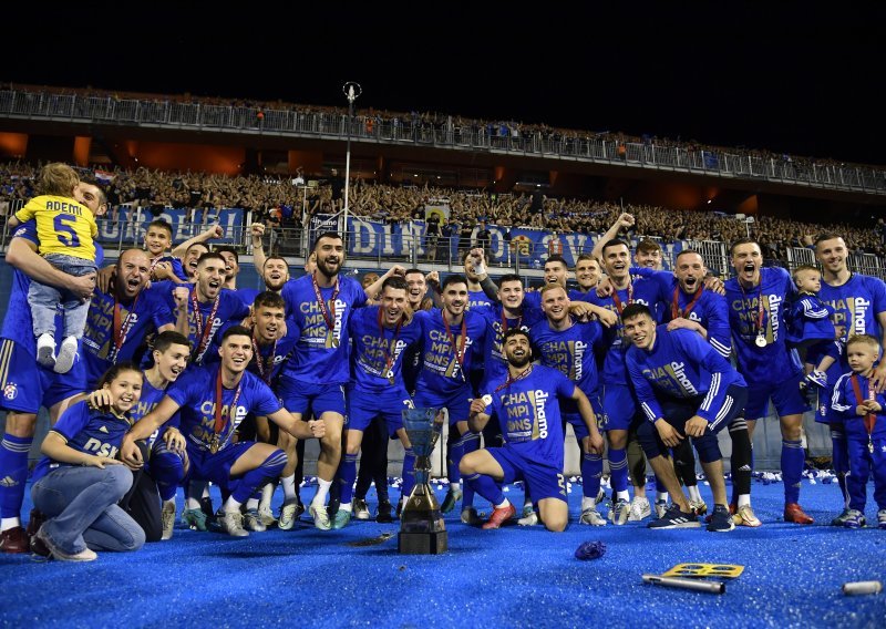 Nakon zadnjeg sučevog zvižduka nastalo je ludilo; pogledajte kako su Dinamovi igrači još na maksimirskom travnjaku proslavili titulu!