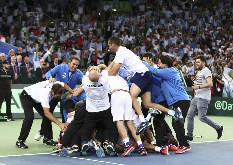 Argentina osvojila prvi Davis Cup; velik preokret u krcatoj Areni!