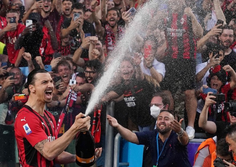 [VIDEO/FOTO] Svi se pitaju je li ovo bila posljednja utakmica Zlatana Ibrahimovića; cigara i šampanjac za ludu proslavu naslova prvaka