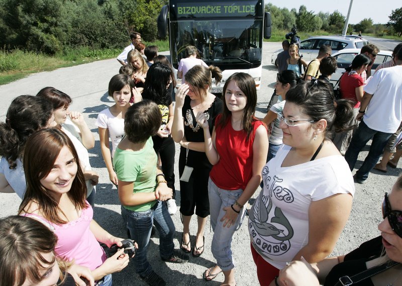 Roditelji do daljnjeg ne puštaju djecu u školu