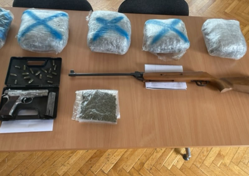 Pijani mladić u Osijeku prijetio pa nasrnuo na policajce; u stanu mu pronašli 6 kilograma marihuane, pištolj i zračnu pušku