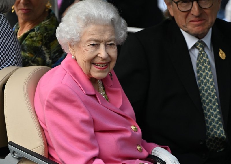 Kraljica Elizabeta II doskočila svom zdravstvenom problemu i nikad sretnija došla među mnoštvo