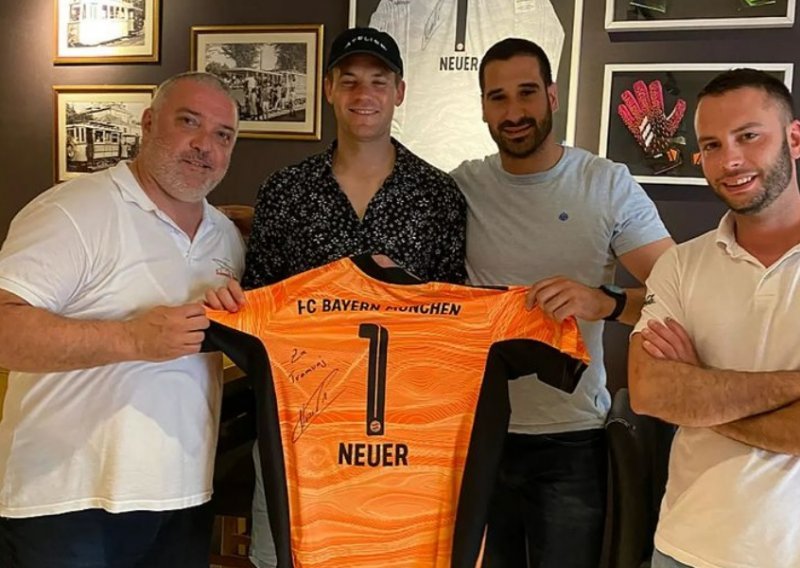 Manuel Neuer produžio ugovor s Bayernom pa otišao na odmor u Dubrovnik; igra vaterpolo, vozi bicikl, posjetio je brijačnicu, a evo kome je darovao vrijedan dres