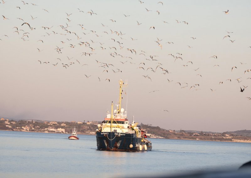 Potonuo brod pun migranata kod Tunisa, nestalo 76 osoba