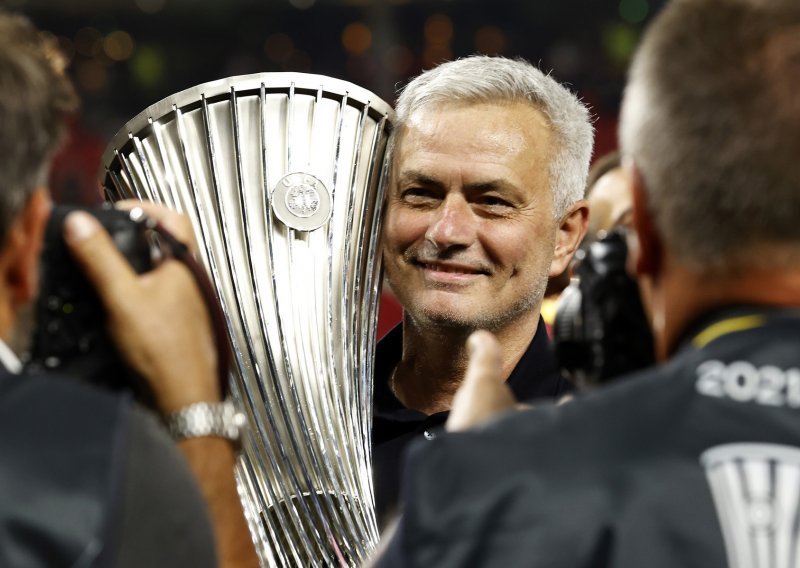 Savršeni Jose Mourinho nije izdržao, emotivno se slomio i rasplakao; njegove izjave dirnut će u srca ne samo navijače Rome nego i drugih klubova koje je vodio