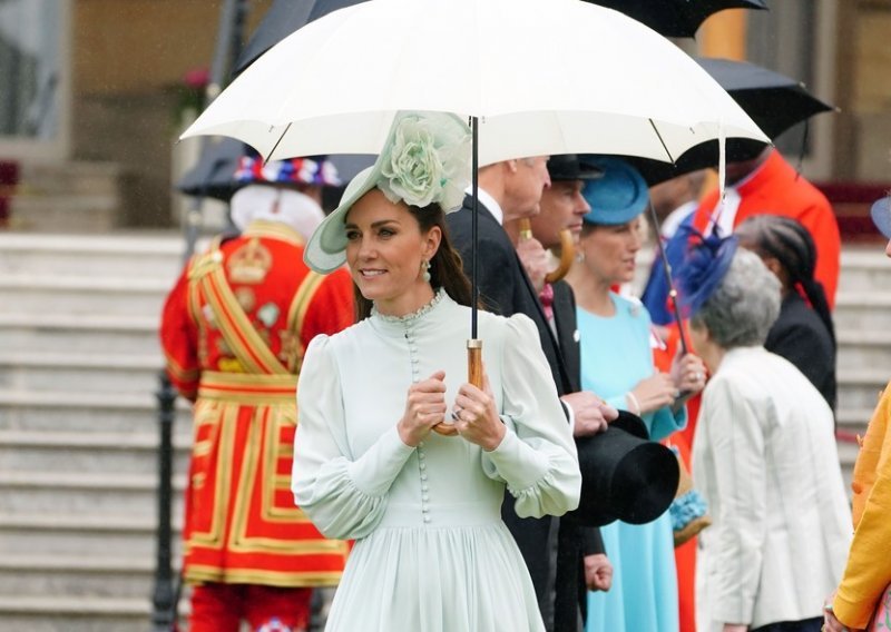 Retro stajling za vrtnu zabavu: Kate Middleton zablistala u haljini vlastite krojačice
