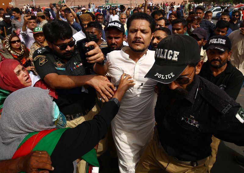 Svrgnuti pakistanski premijer otkazao prosvjed nakon sukoba s policijom i dao ultimatum: 'Dajem vam šest dana za nove izbore'
