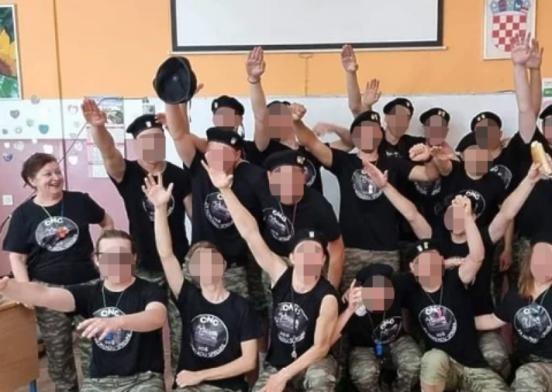 Policija provjerava incident s učenicima i nacističkim pozdravom, oglasila se i profesorica koja se s njima fotografirala