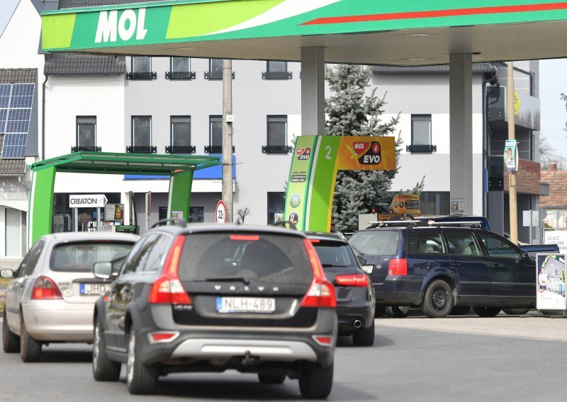 Što ste točili preko granice, točili ste: Orban zabranio povlaštenu cijenu za benzin vozilima koja nemaju mađarske tablice