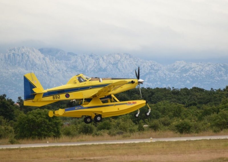 Incident blizu obale; protupožarni avion Airtractor sletio u Zemuniku bez izvučenog stajnog trapa, nema ozlijeđenih