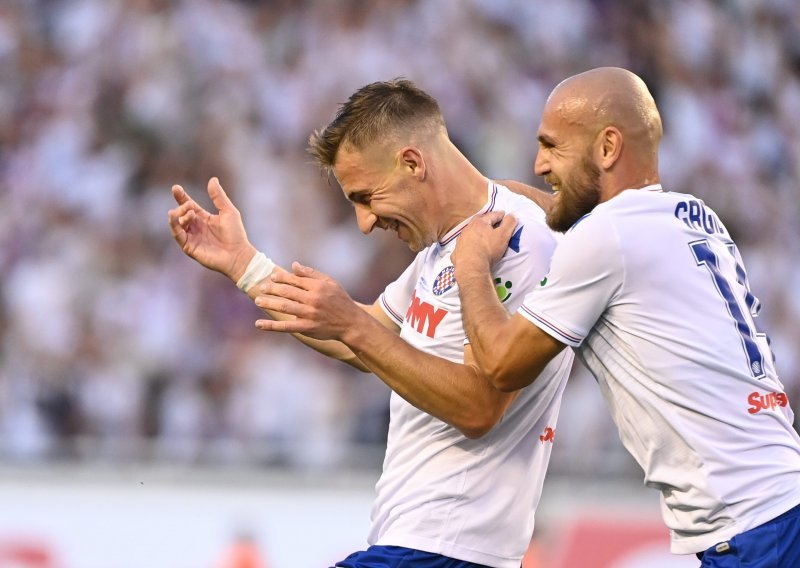 [VIDEO/FOTO] Junak Hajdukove pobjede Dario Melnjak nakon osvojenog trofeja na krcatom Poljudu: O ovome se sanja, ali da nije bilo njih...