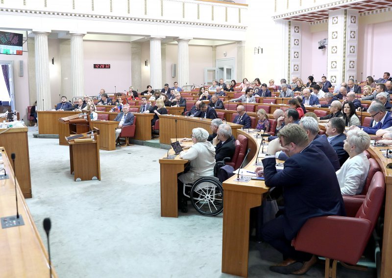 Posvajanje djece istospolnih zajednica podijelilo oporbu: SDP podržava odluku suda, MOST i suverenisti žestoko protiv