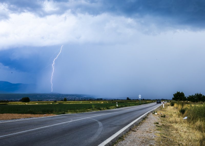 Silovito nevrijeme pogodilo srednju Dalmaciju: Ulice pod vodom, poplavile trgovine. Radar otkrio da je olujni oblak visok 12 kilometara