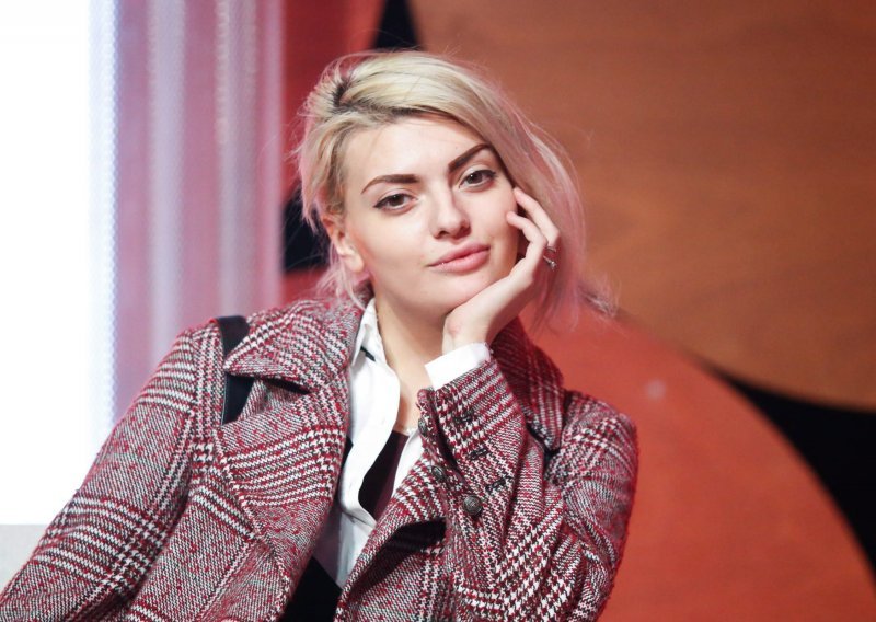 Ella Dvornik otkrila da se podvrgnula još jednom beauty tretmanu pa pokrenula burnu raspravu: 'Jadna ti kad ga već sad trebaš'