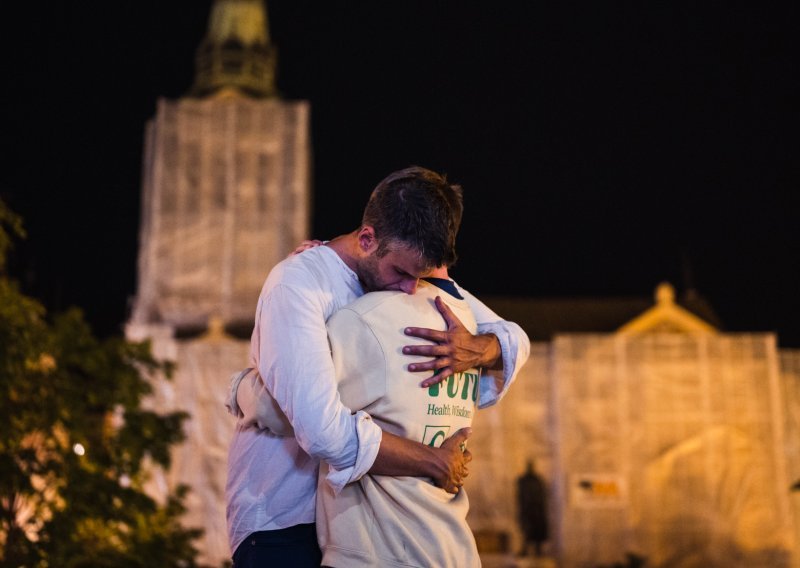 [FOTO] Jedni su ih vrijeđali, drugi podržali, ali zagrljaj je ostao: 'Cilj performansa bio je istražiti blisku prisutnost muškaraca u javnom prostoru'