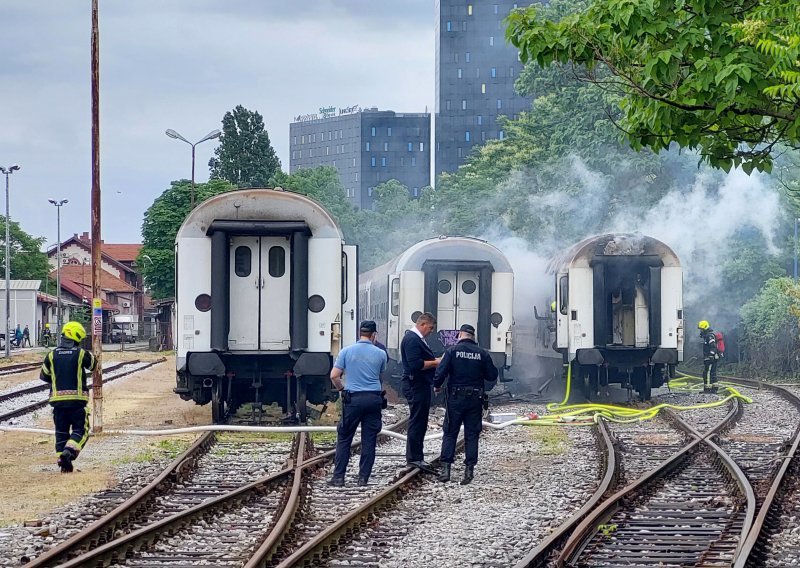 Požar na Glavnom kolodvoru u Zagrebu, gori nekoliko vagona