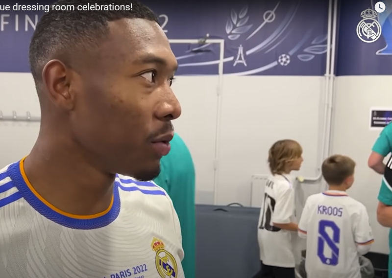 [VIDEO] Pogledajte kako su se sinovi velikih zvijezda snašli u Realovoj svlačionici; Hazard točio šampanjac Kroosu 'junioru'...