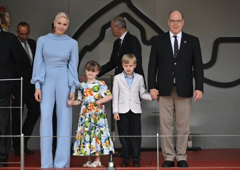 Nikad ljepša: Nasmijana princeza Charlene uživala je u društvu svojih preslatkih blizanaca i supruga