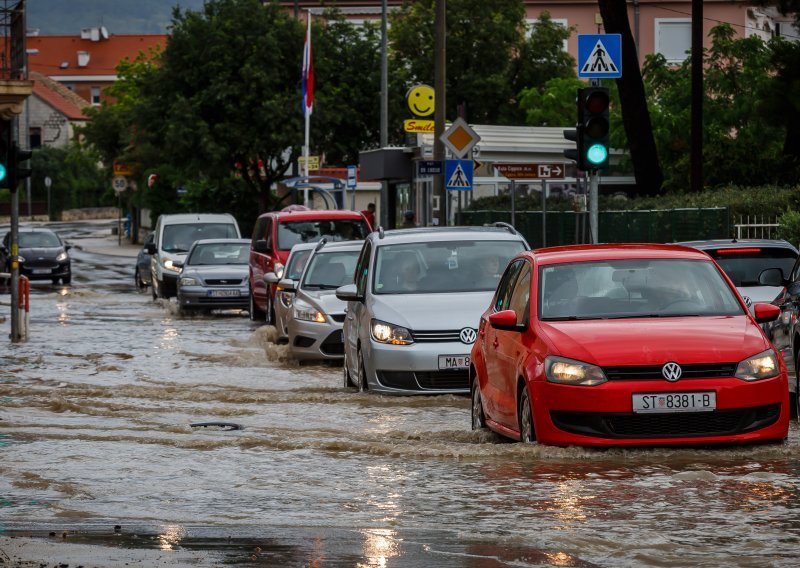 [FOTO] Snažno nevrijeme potopilo Kaštela i Trogir; vozila na cestama 'zarobila' voda, podrumi plivaju, grom izazvao požar