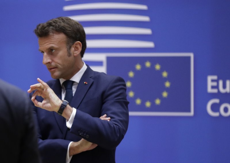 Macron srezao sredstva pa mu diplomati stupili u štrajk