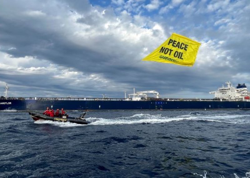 [FOTO] Greenpeace prosvjedovao protiv prijevoza ruske nafte u luku Omišalj: 'Ne krvavoj nafti!', 'Mir, ne nafta'