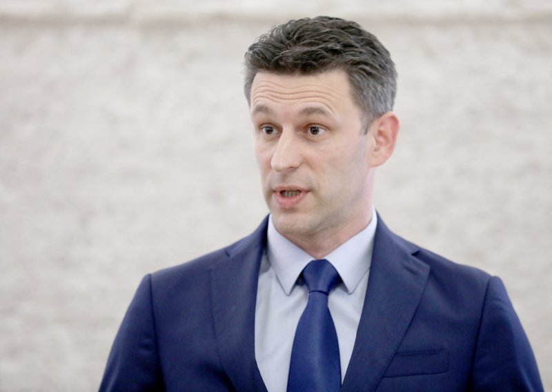 Petrov: Cijenje divljaju, a kad izađem pred novinare moram odgovarati o bivšim i sadašnjim udbašima, homoseksualcima, posvajanju djece. Gdje je tu život?