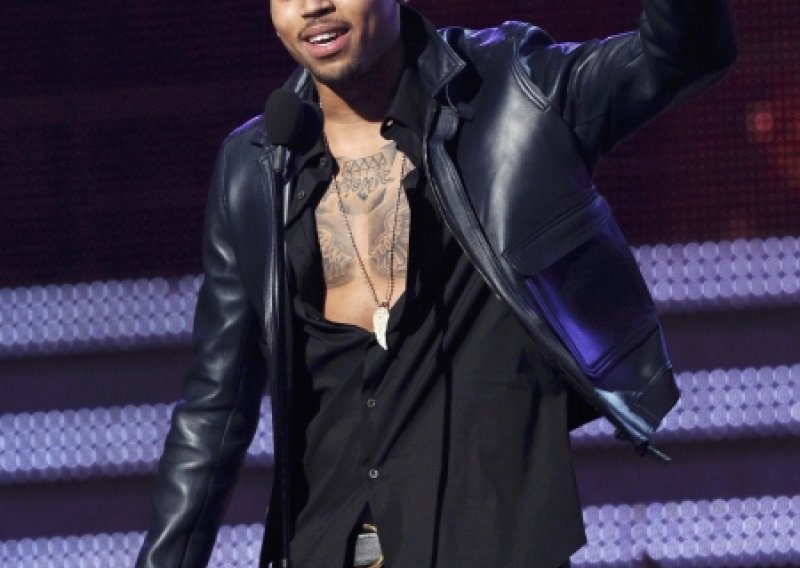 Chris Brown napušta glazbu zbog cure?