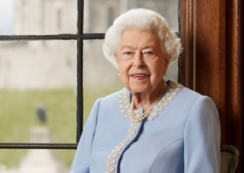 Krenula je dosad neviđena četverodnevna proslava: Kraljica Elizabeta slavi 70 godina na britanskom tronu