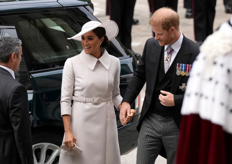 Povratak sa stilom: Meghan Markle plijenila je elegancijom u bijelom od glave do pete